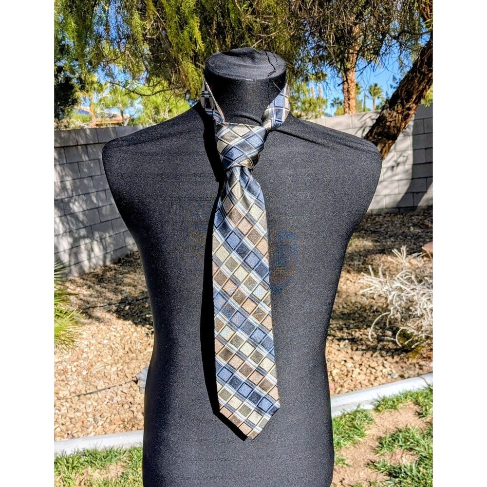 Kenneth Cole Reaction Necktie Silver Diamond Pattern  NWOT